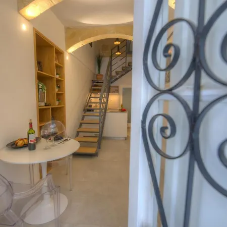 Cute And Modern Duplex In Ideal Location Rcas1-1