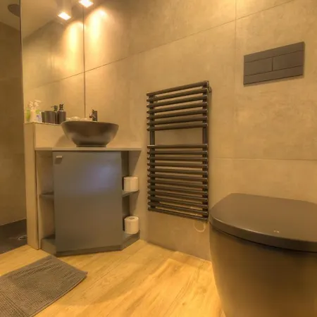 Cute And Modern Duplex In Ideal Location Rcas1-1