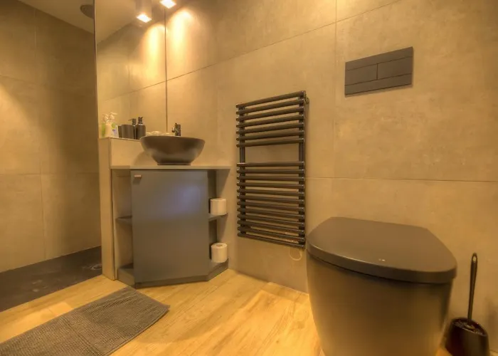 Cute And Modern Duplex In Ideal Location Rcas1-1