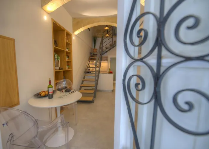 Cute And Modern Duplex In Ideal Location Rcas1-1